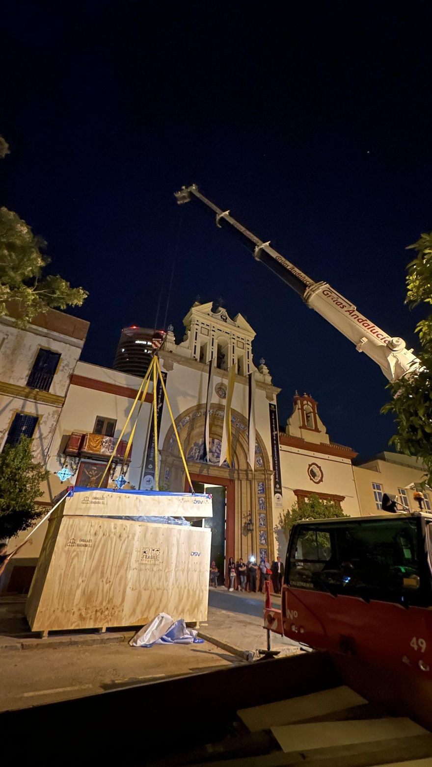 Así montan en el camión los enseres.