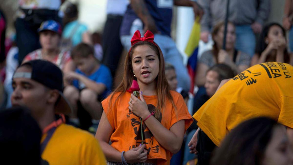 Una activista opositora entona una canción durante el último mitin electoral en Caracas.