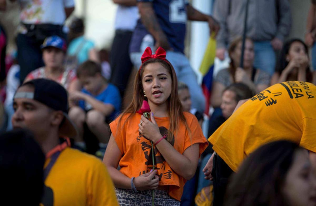 Una activista opositora entona una cançó durant l’últim míting electoral a Caracas.