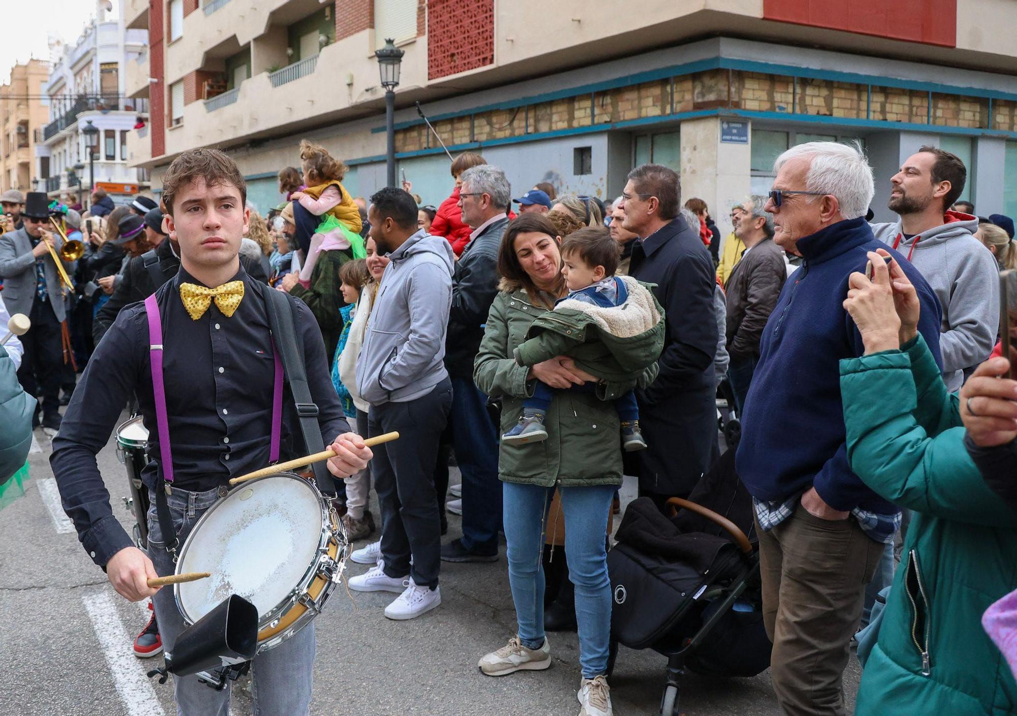 El Cabanyal se vuelca con el carnaval más americano con el 'Mardi Grass' de Nueva Orleans