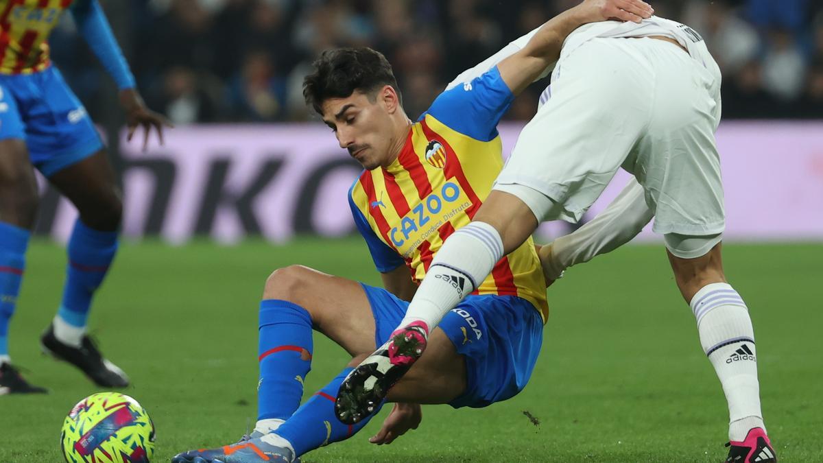 El Real Madrid y el Valencia CF juegan el partido de la jornada 17 de LaLiga Santander, que fue suspendido por los partidos de la Supercopa de España