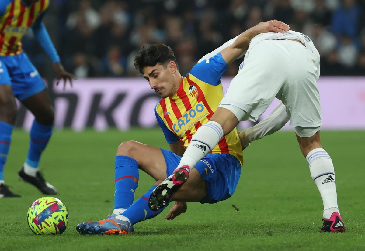 El Real Madrid y el Valencia CF juegan el partido de la jornada 17 de LaLiga Santander, que fue suspendido por los partidos de la Supercopa de España