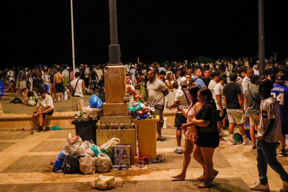 Dispositivo de limpieza en las playas valencianas tras la noche de San Juan Dispositivo de limpieza en las playas valencianas tras la noche de San Juan