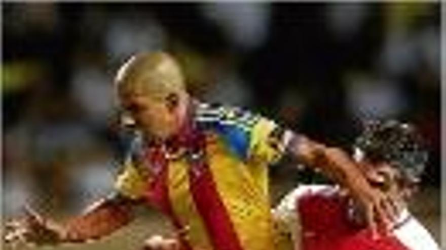 Feghouli, lluitant amb Toulalan.