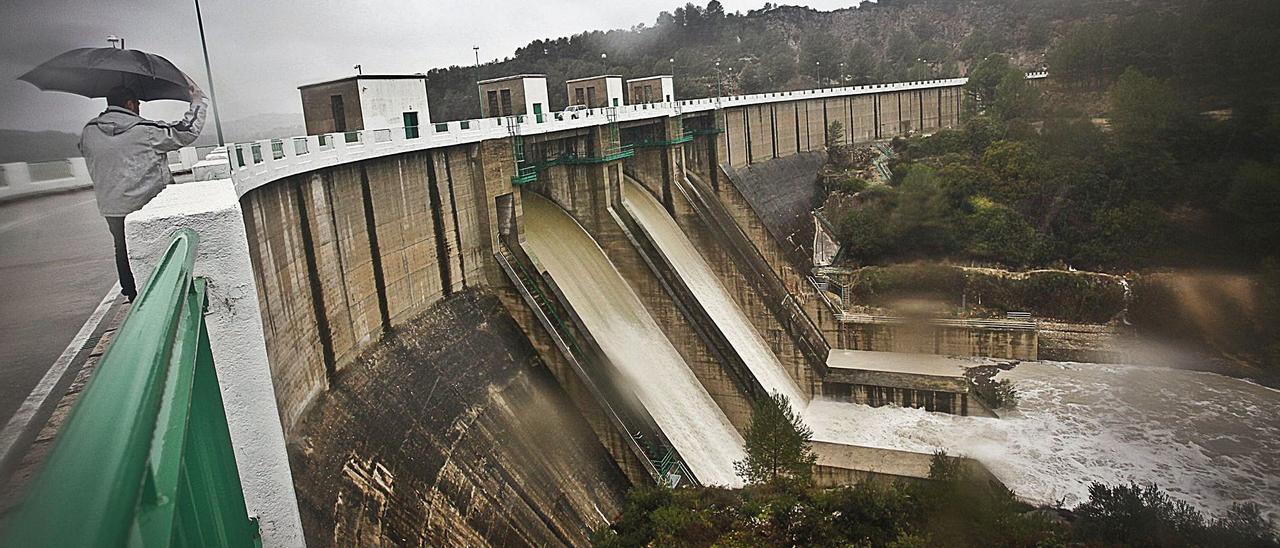 La presa de Beniarrés, en el curso medio del Serpis, desembalsando agua tras un episodio de fuertes precipitaciones en l’Alcoià. | JUANI RUZ