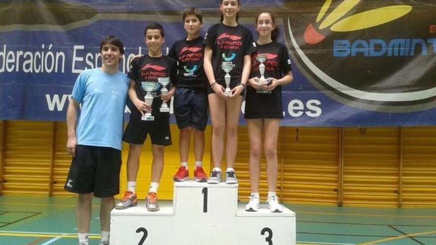 Los jugadores del Li-Ning y su técnico Rafa Vázquez en el podio del campeonato nacional Sub 13.