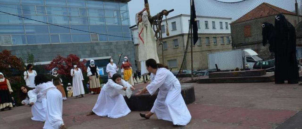 Ensayo general del espectáculo &quot;A defensa da vila-María Soliña&quot;, ayer en el palco y la explanada de Ojea. |   // G.NÚÑEZ