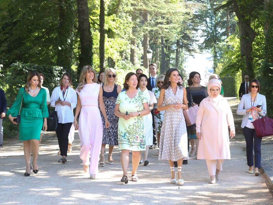 La Reina Letizia y el resto de consortes de los líderes mundiales que están participando en la cumbre de la OTAN, recorriendo los jardines del Palacio Real de la Granja de San Ildefonso.
