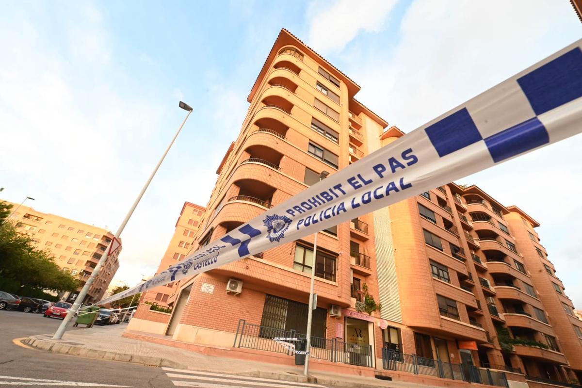 La caída de tejas de una finca obligó a cortar varias calles en Castelló