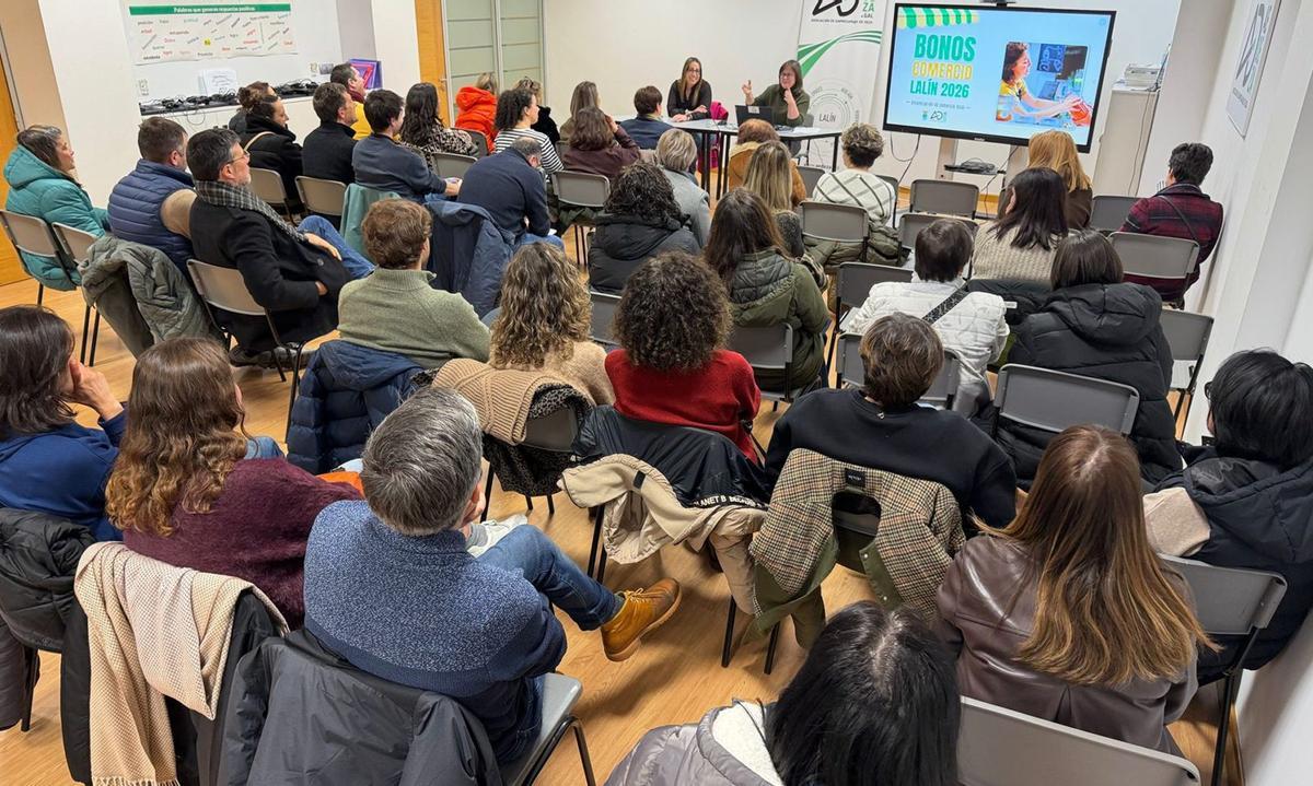 Asistentes a la reunión convocada por la edil Beatriz Canda en la sede de la AED.