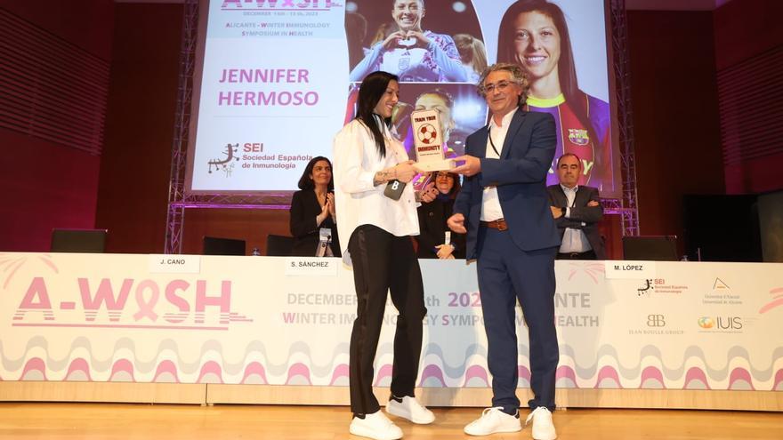 Jenni Hermoso recoge con otras cuatro futbolistas en Alicante el premio &quot;Entrena tu inmunidad&quot;