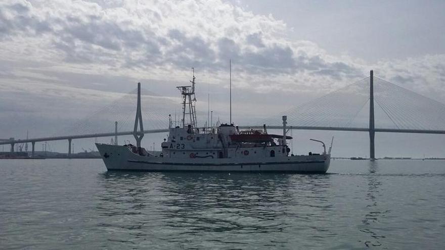 El buque Antares, en la bahía de Cádiz.