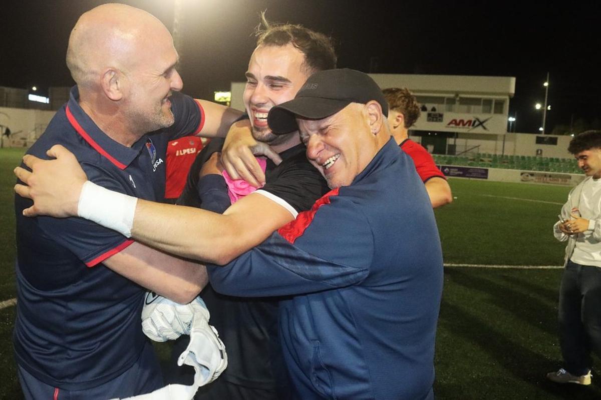 El técnico y el entrenador de porteros abrazan al meta Arnau, héroe de la UE Tavernes en los penaltis