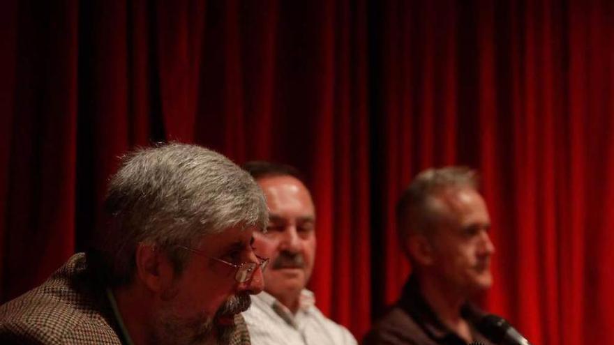 Por la izquierda, Juan Carlos Lora, Antonio Cabrera y José Alberto Ramos, ayer, en la Casa de Cultura.