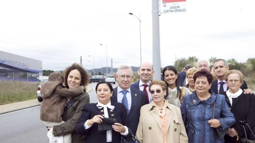 Por la izquierda, en primer término, Ana María García (mujer de Joaquín Muñiz), María Jesús Cortina (hija), la viuda Jesusa Felgueroso González, Mari Carmen Cortina (hija) y Ernestina Díez (cuñada). Tras ellos, el edil Manuel Arrieta, Joaquín Muñiz (nieto), Bárbara Muñiz (nieta); Socorro Cortina (sobrina), con su marido, Hortensio Barbón tras ella, y Manuel Muñiz (yerno), en la calle que desde ayer lleva el nombre del empresario Joaquín Cortina Ordiales.