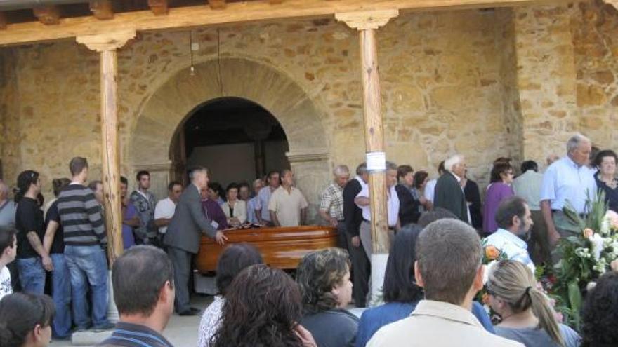 Los vecinos de Arrabalde, al mediodía de ayer, a la salida del féretro de la iglesia para ser conducido al cementerio.