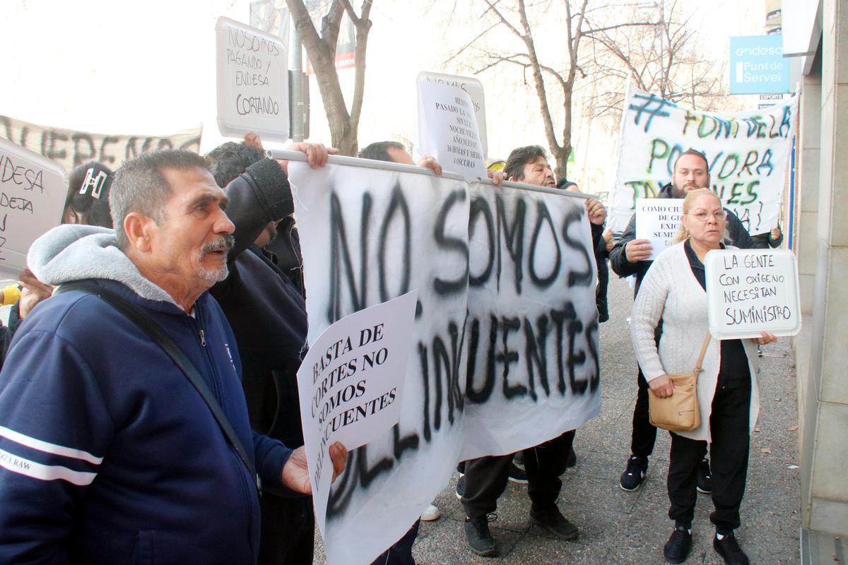 Les imatges de la protesta dels veïns de la Font de la Polvora davant l'oficina d'Endesa