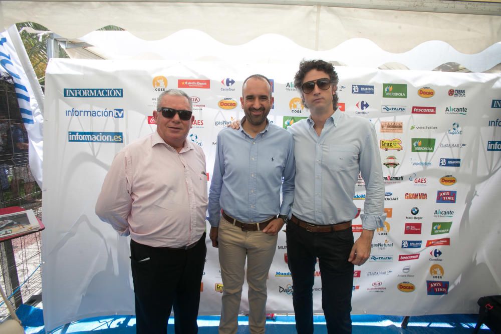 El director de Informaciontv, Adrián Ivorra, entre el directo comercial de Radio Ser Elche, Miguel Terol, y el también director de Radio Ser Elche, Marcelo Garrigós