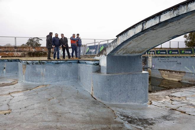 La visita de los técnicos a la piscina de la Laboral, en imágenes.