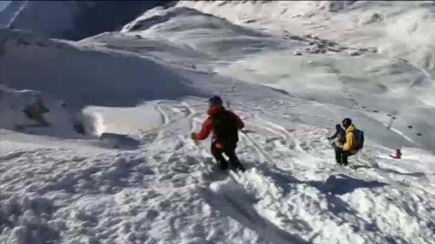 Esquiadores sorprendidos por una gran avalancha de nieve en los Alpes austriacos