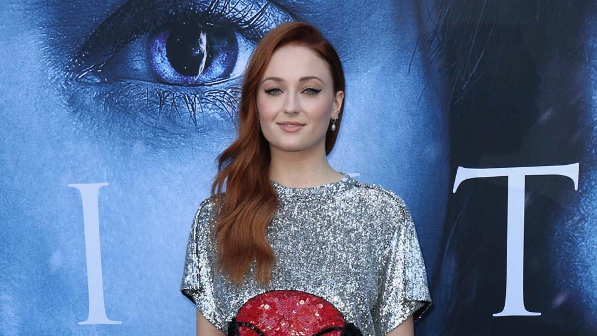 Sophie Turner pone calentito a un campeón de kick boxing