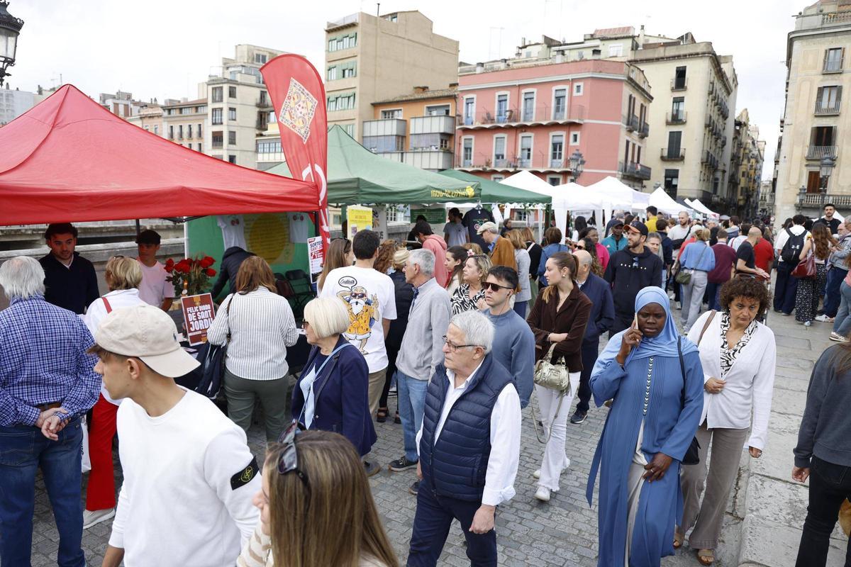 Les imatges de la diada de Sant Jordi a Girona