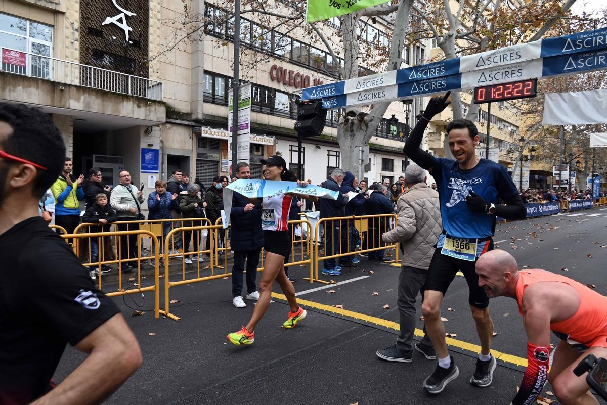 La ganadora de la Mitja Marató de Xàtiva 2025 entrando a meta.