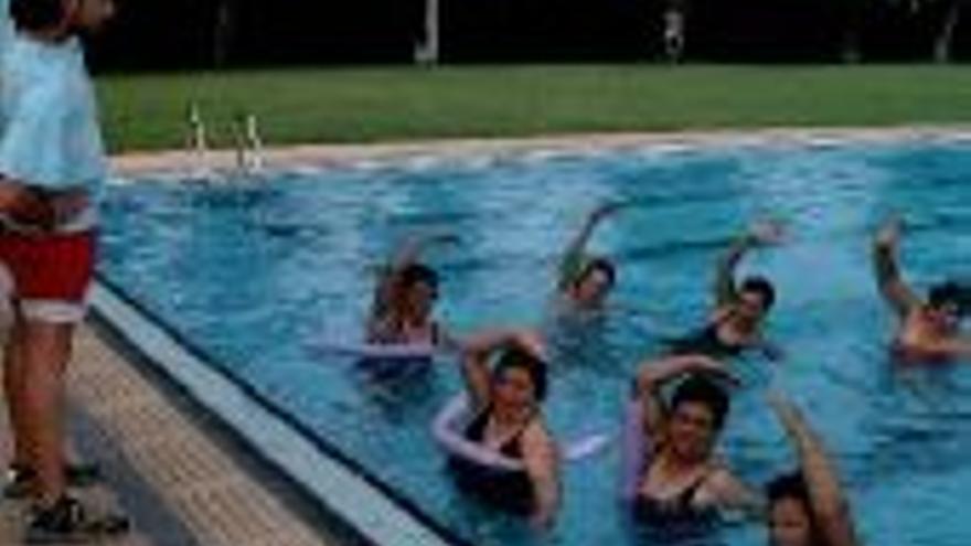 HOLGUERA PROMUEVE LA GIMNASIA ENLA PISCINA