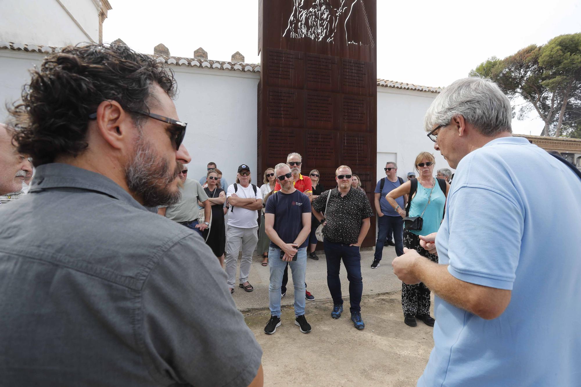 Un grupo de sindicalistas noruegos visitan las fosas de la Guerra Civil en Paterna