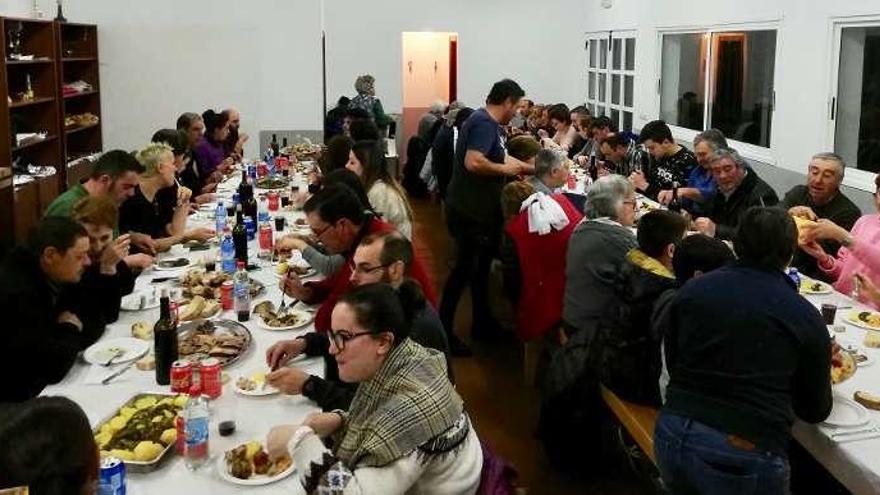 60 vecinos de Donsión degustan una comida tras la matanza