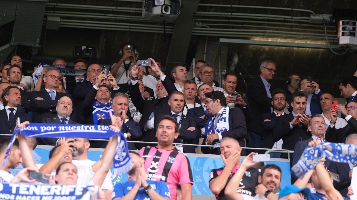 Panorámica, ayer, del palco del Heliodoro Rodríguez López momentos antes del comienzo del partido entre el Tenerife y el Girona.