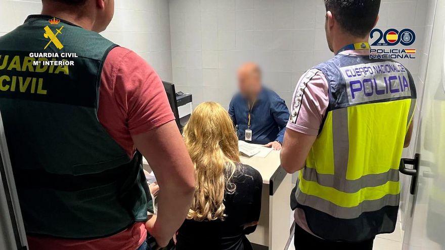 Cinco detenidos en A Coruña por la compra masiva de entradas para revender, entre otras estafas con tarjetas bancarias