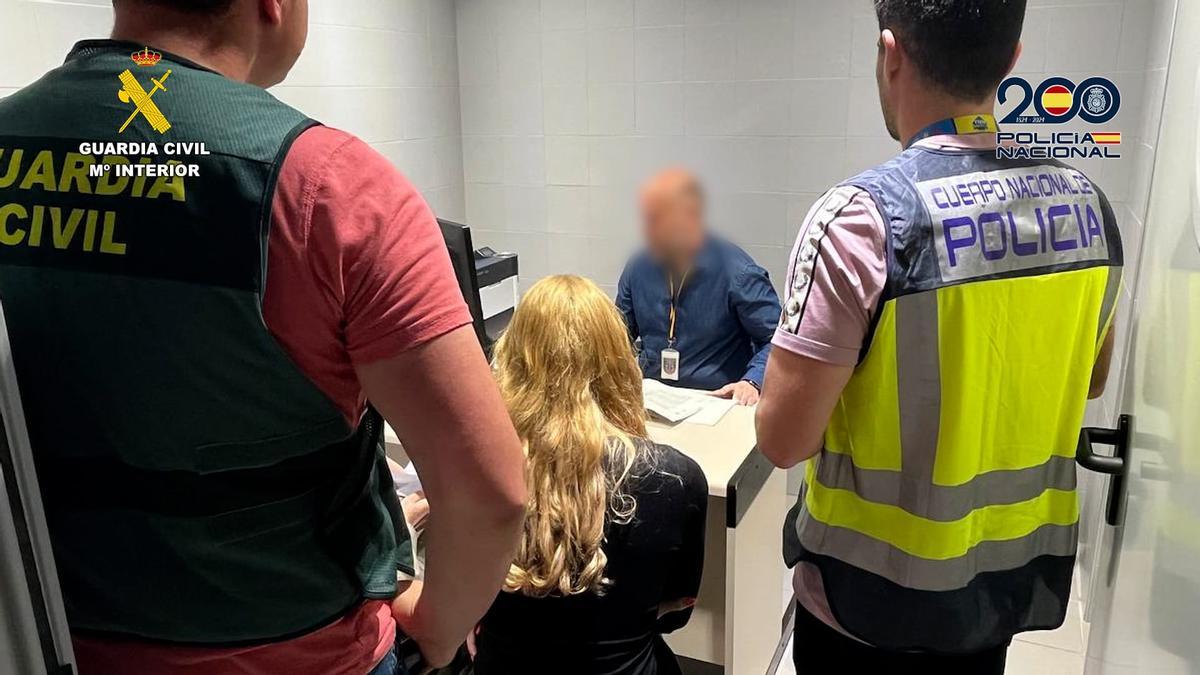 Cinco detenidos en A Coruña por estafas de 'carding: más de 30.000 euros con 200 tarjetas bancarias