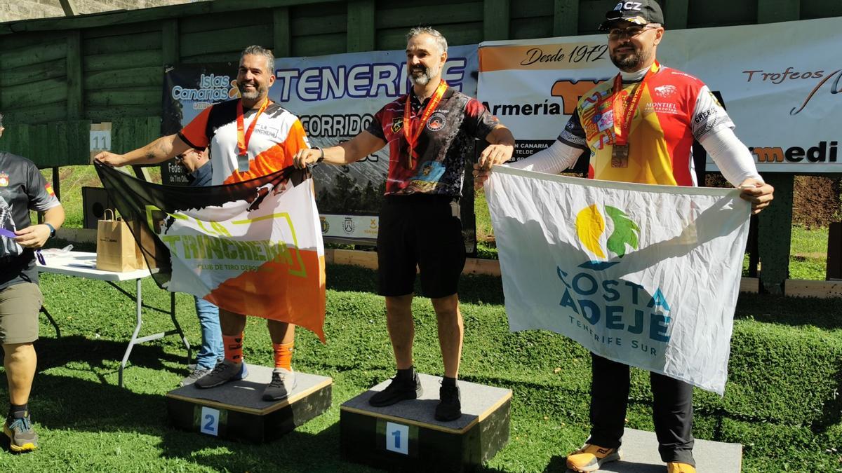 Jaime Alvira, flanqueado en el podio por Nicolás Monagas y Andrés Montiel.