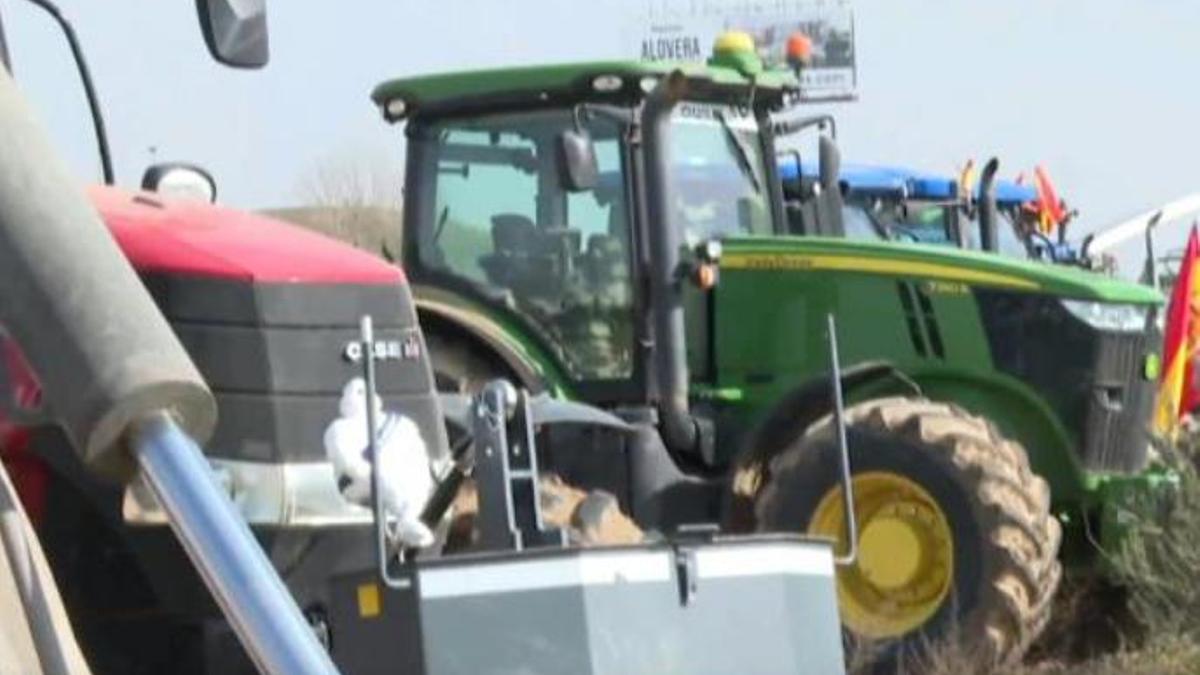 Los tractores cortan la A-42, a la altura de Illescas (Toledo) camino de Madrid