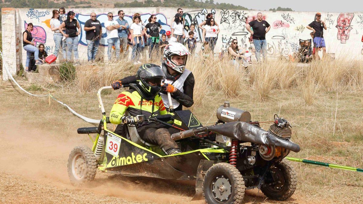 El público presencia la espectacular carrera de motocultores que cada año se celebra en Betxí.