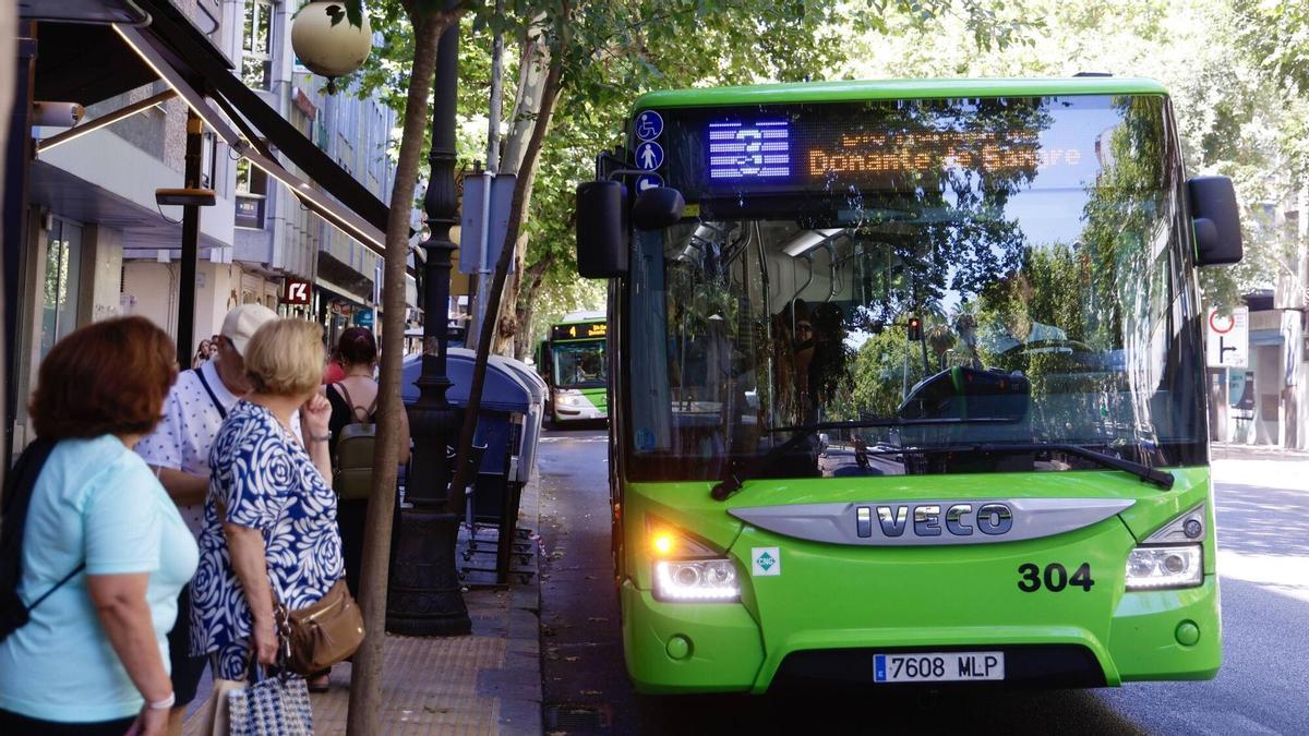 Libertad provisional para el hombre que intentó apuñalar a un conductor de Aucorsa frente a la comisaría
