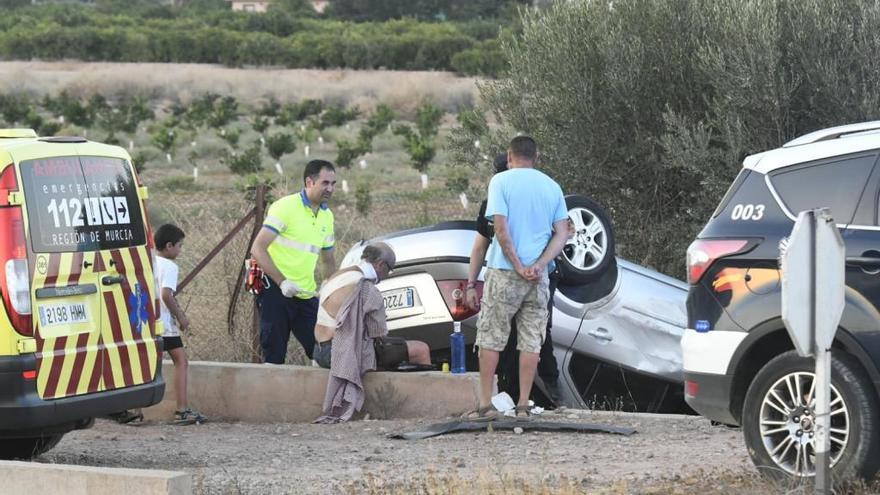 El conductor es atendido por los sanitarios.