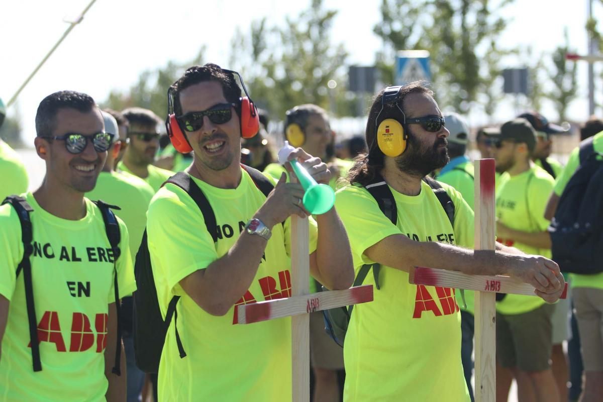 200 trabajadores de ABB Córdoba se manifiestan en la sede de Madrid