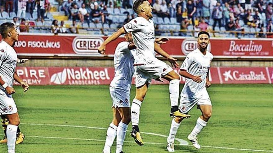 Ortiz celebra un gol con la Cultural y Deportiva Leonesa.