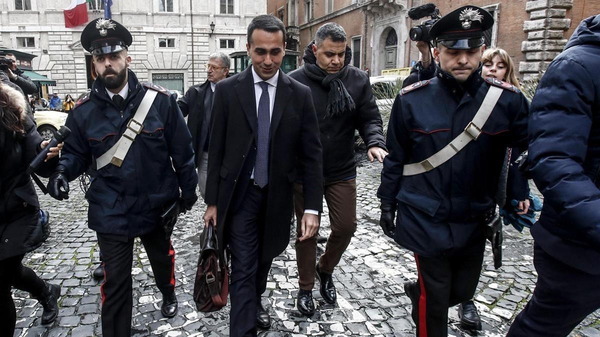 Luigi Di Maio (centro) abandona el Senado tras una reunión con senadores electos de su partido, en Roma, el 19 de marzo.