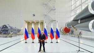 Imagen del presidente de Rusia el pasado mes de abril, en una visita realizada junto al presidente de Bielorrusia al Cosmódromo Vostochni, una base espacialrusa ubicada en el óblast de Amur (Siberia).