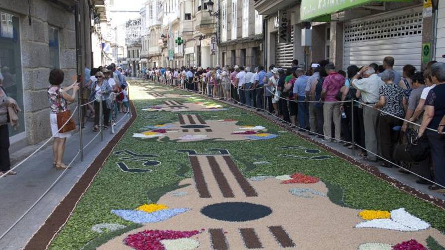 El arte floral toma las calles de Ponteareas en la celebración del Corpus
