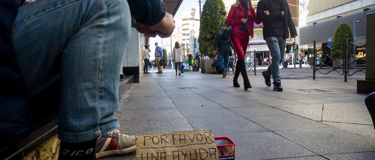 Un hombre pidiendo en una céntrica calle de Alicante