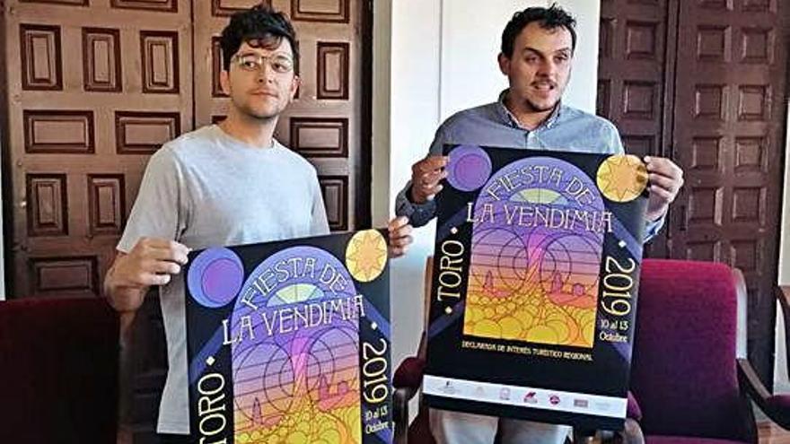 Zamorano (izquierda) y Tomás del Bien presentan el cartel.