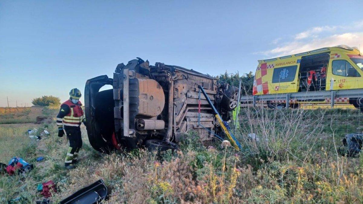 Estado del coche tras el accidente ocurrido en la autovía A-6 en Rueda (Valladolid)