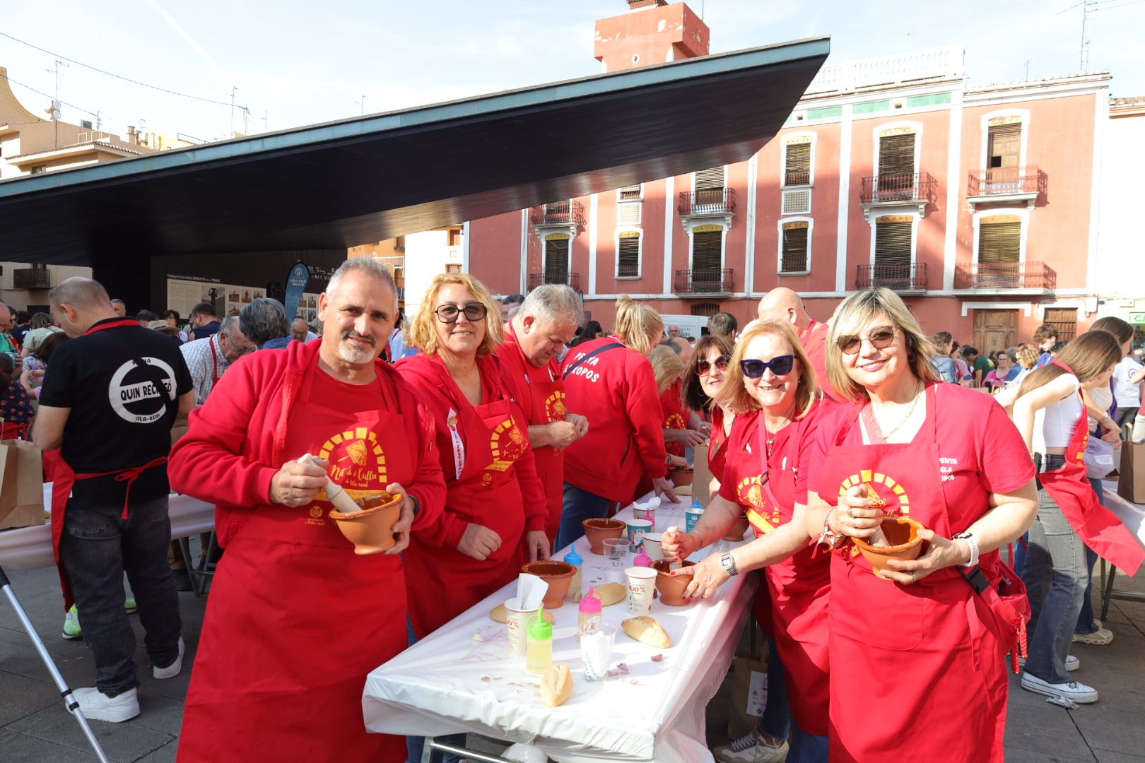 FOTOGALERÍA I Las imágenes de la Nit de la Xulla y del encuentro de elaboración de allioli de las fiestas de Vila-real