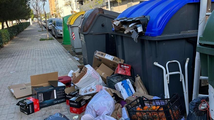 Basura fuera de los contenedores.