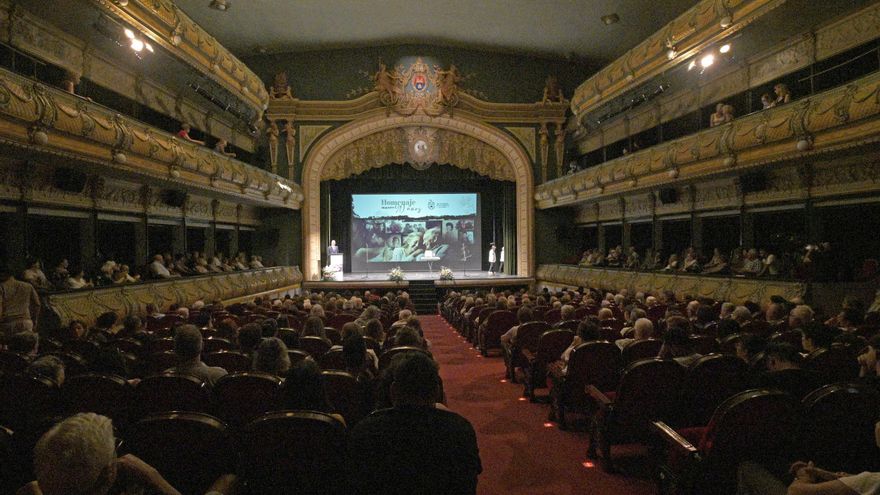 Bebés que pagan por entrar al Gran Teatro de Elche