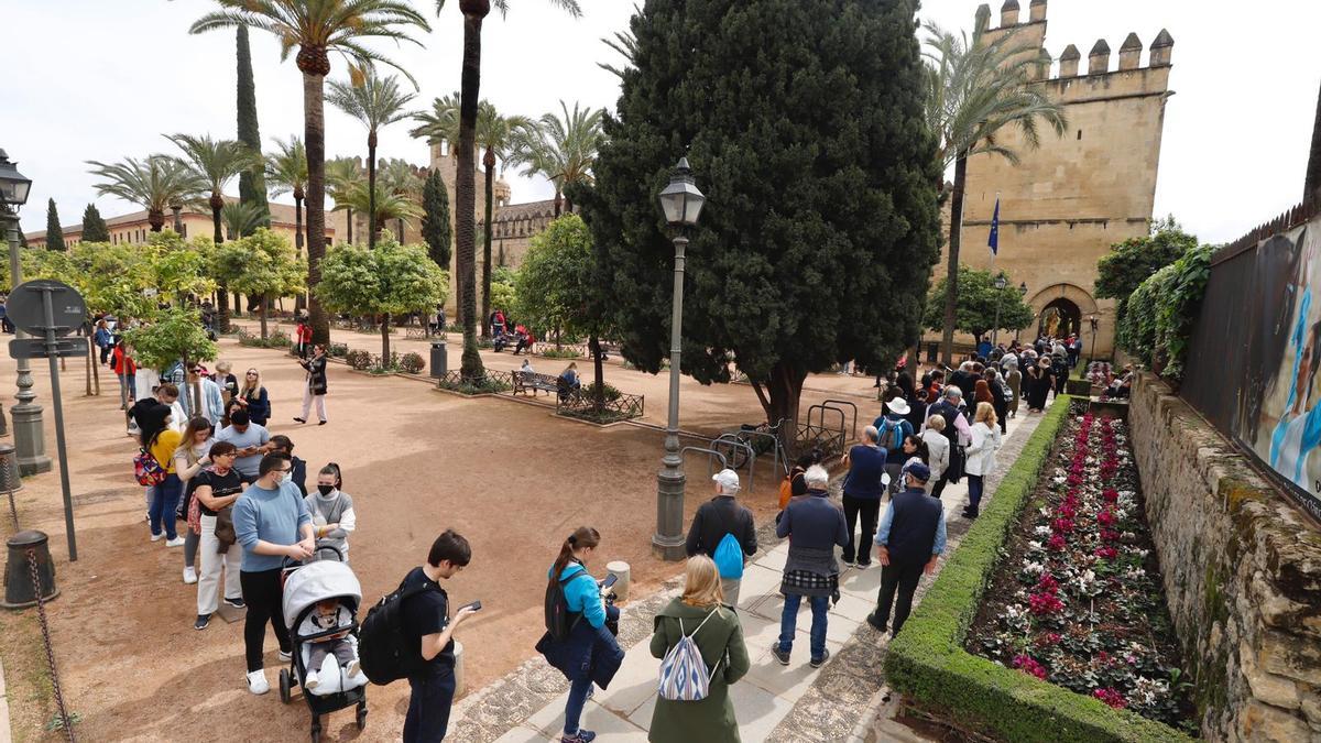 Una larga cola de visitantes espera para entrar al Alcázar.